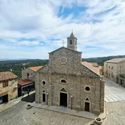 Benvenuti a Luogosanto, porta di una Sardegna mistica e rurale