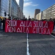 «Soldi alla scuola e non alla guerra»: da Livorno a Bologna, studenti in piazza