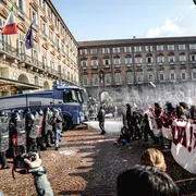 «Soldi alla scuola e non alla guerra»: da Livorno a Bologna, studenti in piazza. Scontri a Torino e Mestre