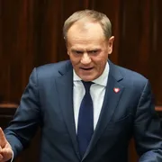 In Polonia si infiamma la battaglia sulla Corte Costituzionale. Sospeso il presidente, migliaia in piazza