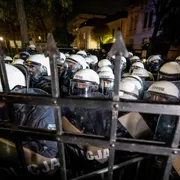 In Polonia si infiamma la battaglia sulla Corte Costituzionale. Sospeso il presidente, migliaia in piazza