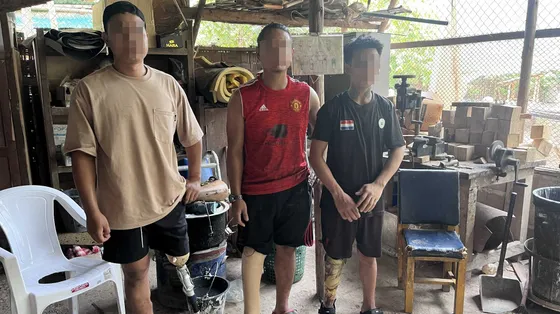 Nel laboratorio dei sopravvissuti alle mine si restituiscono le gambe al Myanmar
