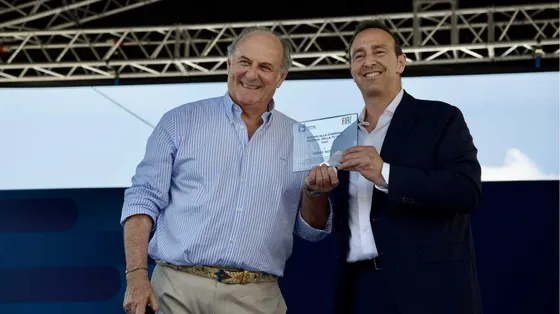 Gerry Scotti premiato da Alessandro Musumeci, direttore marketing di Fiat
