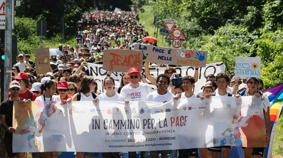 I quattromila ragazzi che hanno dato vita ieri mattina alla marcia per la pace lungo la strada da Arezzo a Rondine / Foto Lorenzo Pagliai