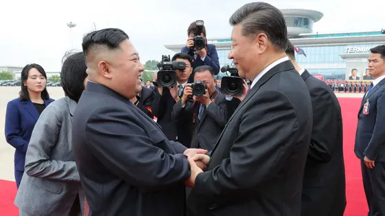 Il presidente cinese Xi Jinping (a destra) mentre parla con il leader nordcoreano Kim Jong-un alla sua partenza dall'aeroporto di Pyongyang durante l'ultima visita nel 2019