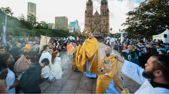 L'arcivescovo di Sydney: tornare a inginocchiarsi davanti a Dio nell'Eucaristia