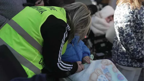 Una madre caregiver con il figlio con disabilità durante una manifestazione del gennaio scorso / ANSA