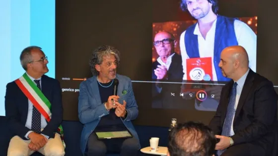 Il sindaco di Cariati, Cataldo Minò, il direttore artistico del Premio Ausonia Antonio Maria D’Amico e Giovanni de Negri durante la conferenza stampa di presentazione dell’edizione 2026 del Premio Ausonia