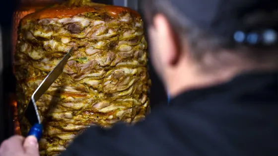 Paghe da fame, telefoni sotto controllo, documenti sequestrati: gli schiavi del kebab e del sushi