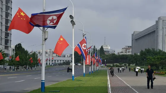 Le bandiere di Cina e Corea del Nord adornano le strade di Pyongyang in occasione della visita del presidente cinese Xi Jinping