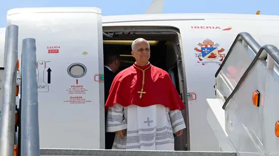Il volo del Papa decolla in Spagna con Leone XIV nella cabina del comandante. L'incontro a sorpresa con Bad Bunny