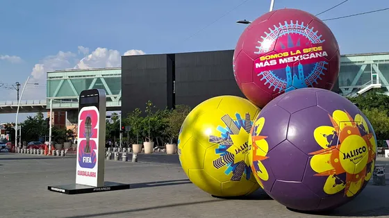 Un'istallazione con giganteschi palloni da calcio colorati e accanto il cartello della Fifa creati in occasione dei Mondiali a Guadalajara, in Messico