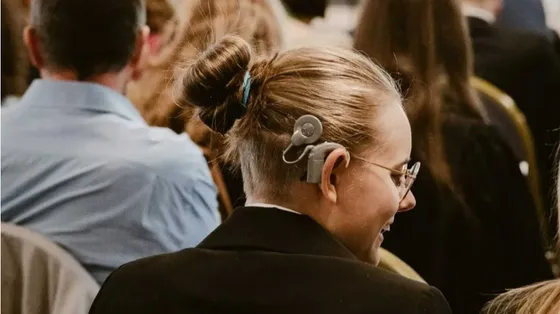 Auricolari hi-tech, algoritmi, terapia genica: per chi non sente c’è un futuro tutto da scoprire
