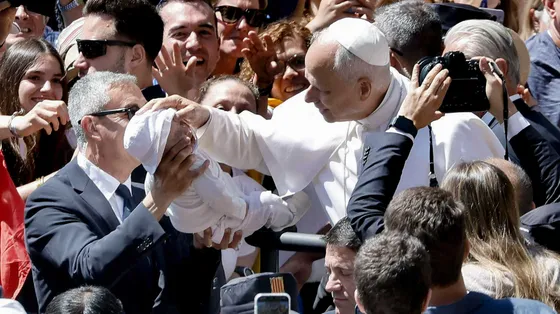 Il Papa all'arrivo a Montserrat