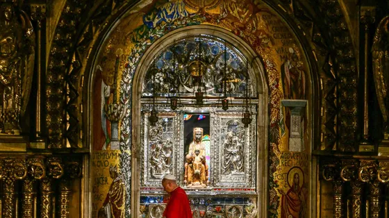 Il Papa all'arrivo a Montserrat