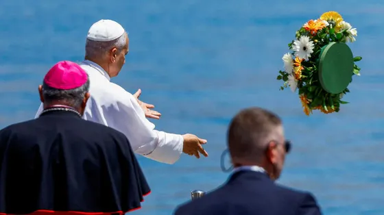 Il Papa al "porto della vergogna": mi inchino sui migranti, nessuno ha il diritto di disprezzarli