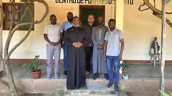 Un gruppo di sacerdoti e imam davanti al centro Ci-Paz, che va avanti da dieci anni
