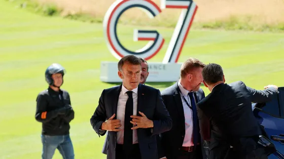 Il presidente Emmanuel Macron al suo arrivo a Evian