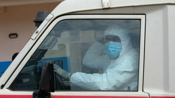 Un medico su un'ambulanza nella Repubblica Democratica del Congo