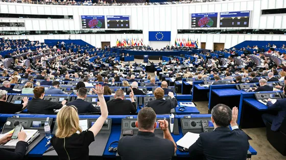 Al Parlamento europeo passa la stretta sui rimpatri: asse tra Ppe e destre.
Meloni esulta: «L'Europa segue l’Italia sul modello Albania»