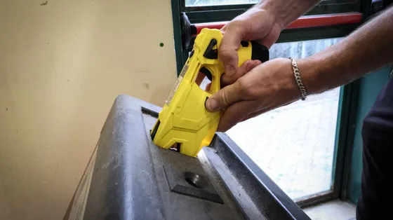 Cresce l’uso del Taser in Italia:
«Può essere letale, va limitato»
