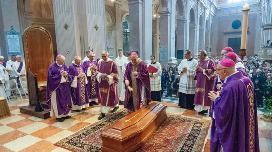 Reggio Emilia, l’ultimo saluto a Ruini. L'arcivescovo Morandi: «Grazie don Camillo per il tuo amore alla Chiesa italiana»