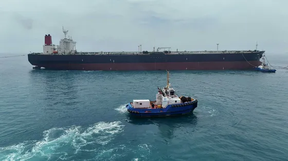 La petroliera Helga ormeggiata in uno dei terminali petroliferi offshore meridionali dell'Iraq, vicino a Bassora, dopo aver attraversato lo Stretto di Hormuz