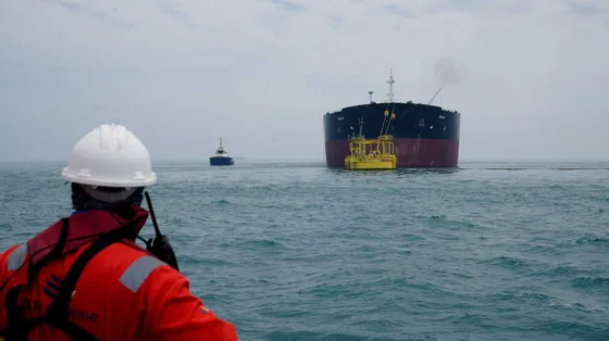 La petroliera Helga ormeggiata in uno dei terminali petroliferi offshore meridionali dell'Iraq, vicino a Bassora, dopo aver attraversato lo Stretto di Hormuz