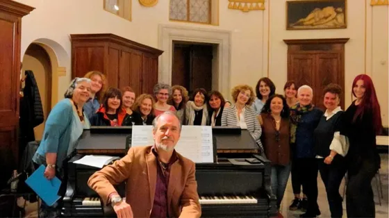 Il maestro Gava con le coriste della Cappella Leonina / S.DATTILO