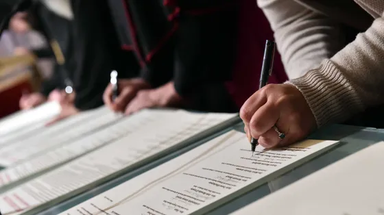 La firma di un documento ecumenico / SICILIANI