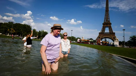 Turisti cercano refrigerio nell'acqua vicino alla Tour Eiffel