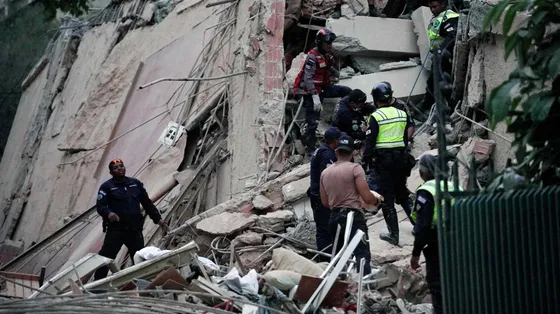 I soccorritori scavano nella macerie a Caracas