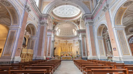 Acqua, ristoro, accoglienza: contro il caldo Napoli ha deciso di aprire le chiese ai più fragili