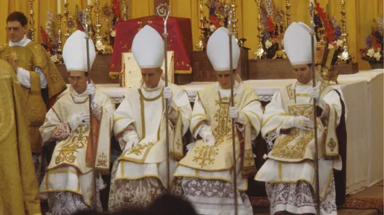 Il 30 giugno 1988, a Écône (Svizzera), l'arcivescovo tradizionalista Marcel Lefebvre consacra quattro vescovi senza il mandato pontificio, incorrendo nella scomunica. Questo atto rischia di ripetersi domani / SICILIANI