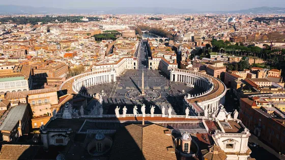 Una veduta di piazza San Pietro dalla cupola della Basilica vaticana