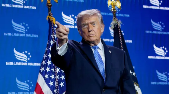 Donald Trump mostra uno dei suoi ordini esecutivi / REUTERS