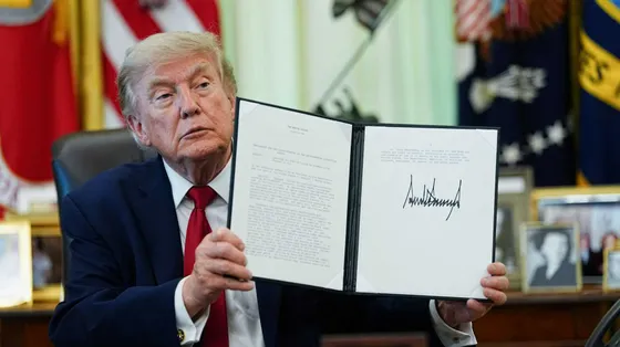 Uno dei tanti ordini esecutivi firmati da Donald Trump / REUTERS