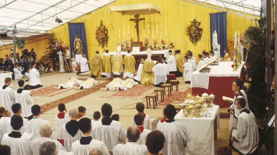 L'ordinazione dei primi quattro vescovi della Fraternità sacerdotale San Pio X il 30 giugno 1988 a Ecône. Un gesto che portò alla scomunica dichiarata da Giovanni Paolo II, poi ritirata da Benedetto XVI nel 2009
