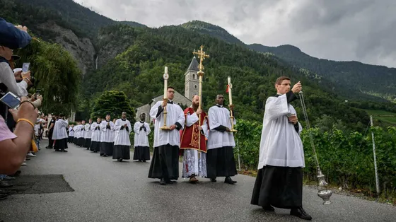 L'ordinazione dei primi quattro vescovi della Fraternità sacerdotale San Pio X il 30 giugno 1988 a Ecône. Un gesto che portò alla scomunica dichiarata da Giovanni Paolo II, poi ritirata da Benedetto XVI nel 2009