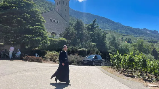 Un sacerdote lefebvriano davanti al seminario San Pio X, dove ieri si sono tenute le consacrazioni di quattro vescovi, che hanno portato alla scomunica della Fraternità / REUTERS