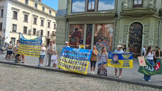 «La verità su mio marito in guerra». Anna e le donne di Odessa che non smettono di aspettare