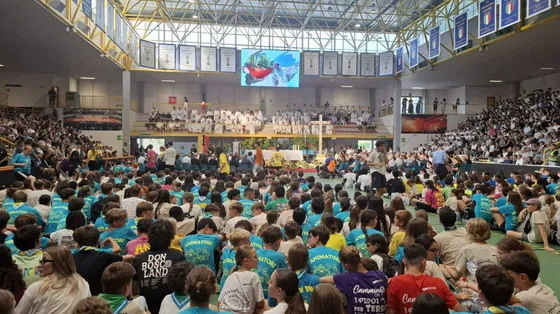 La folla, i genitori, il brano sulla morte di Lazzaro: l'addio di Schio a don Francesco e Alberto