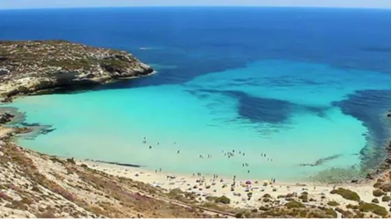 Le spiagge più belle del mondo e i servizi che mancano: le due facce dell'isola