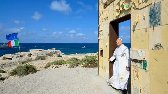 Il Papa a Lampedusa: i migranti morti in mare per decisioni prese o mancate. L’Europa? Vari un piano di soccorsi