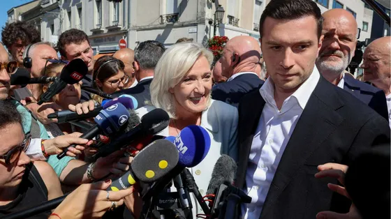 Il politologo: «Anti-sistema sì, ma non del tutto: ecco come Le Pen correrà per l'Eliseo»
