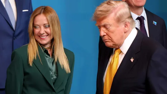 Nessun incrocio di sguardi tra Meloni e Trump durante la foto ufficiale dei leader