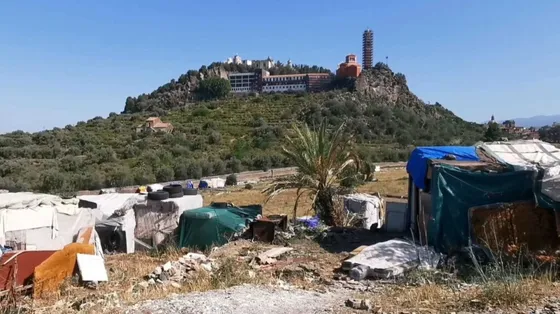Tra le baracche degli ultimi nei campi della Sicilia
