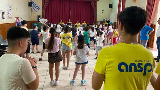 Le attività con i ragazzi durante il Grest dell’oratorio Anspi “Don Antonio Sapone” a San Clemente in provincia di Caserta