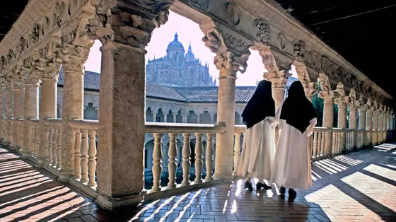 Monache nel chiostro del Convento de las Dueñas a Salamanca in Spagna / ALAMY