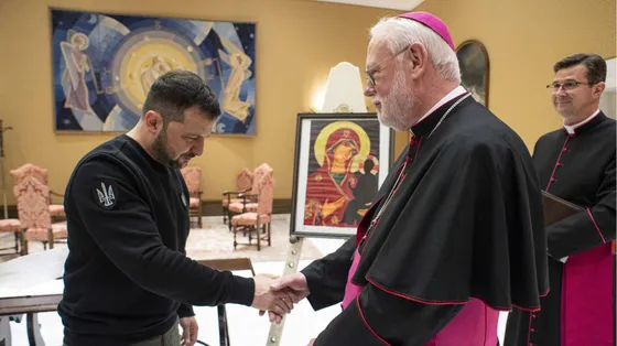 L'arcivescovo Paul Richard Gallagher, segretario per i rapporti con gli Stati, assieme al presidente dell'Ucraina, Volodymyr Zelensky, in Vaticano nel 2023 / SICILIANI